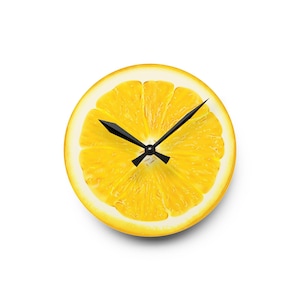Puede incluir: Un reloj de rodaja de limón amarillo con manecillas negras. La esfera del reloj es el interior de la rodaja de limón.