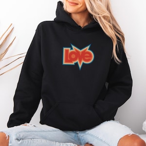 Moletom com capuz retrô LOVE unissex | Moletom estilo vintage | Moletom com capuz com letras em negrito dos anos 70 | Presente aconchegante para ele e para ela