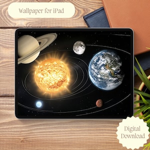 Op de afbeelding: Een digitale illustratie van het zonnestelsel met de zon, de aarde, Saturnus en de maan op een zwarte achtergrond. De afbeelding wordt weergegeven op een iPad-scherm. De tekst "Wallpaper for iPad" wordt bovenaan het scherm weergegeven.