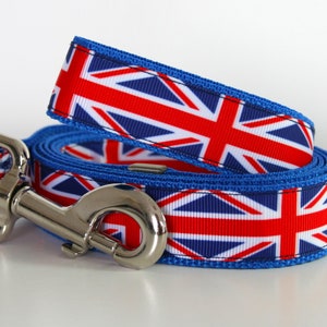 Könnte beinhalten: Eine blaue Hundeleine mit einem rot-weiß-blauen Union-Jack-Muster. Die Leine hat einen silbernen Metallclip.