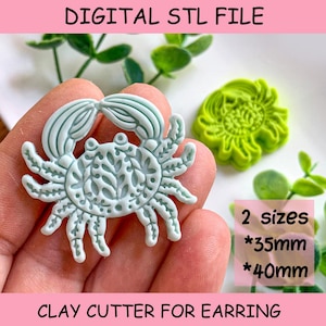 Può includere: Un tagliapasta in argilla a forma di granchio azzurro per orecchini, con dettagli intricati. È visibile anche un tagliapasta a forma di fiore verde. Il testo recita "DIGITAL STL FILE" e "CLAY CUTTER FOR EARRING". Sono disponibili due misure: 35 mm e 40 mm.