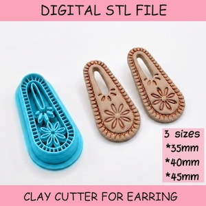 Puede incluir: Un cortador de arcilla azul y dos pendientes de arcilla beige con diseños florales. El cortador tiene forma rectangular con un patrón floral. Los pendientes miden 3,5 cm, 4 cm y 4,5 cm. El texto dice "DIGITAL STL FILE" y "CLAY CUTTER FOR EARRING."