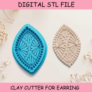 Op de afbeelding: Een blauwe kleisnijder en een beige kleioorbel, beide in de vorm van een blad, met een bloemenontwerp. De tekst "DIGITAL STL FILE" en "CLAY CUTTER FOR EARRING" worden weergegeven.