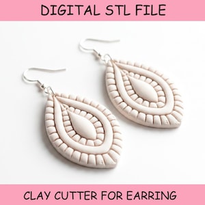 Pode incluir: Par de brincos em forma de gota de cor creme com desenhos em relevo intrincados. Os brincos têm uma borda texturizada e uma forma central de gota. A imagem inclui o texto "DIGITAL STL FILE" e "CLAY CUTTER FOR EARRING".