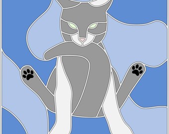 Puede incluir: Un gato gris con patas blancas y un pecho blanco se sienta sobre un fondo azul. El gato está mirando al espectador con sus ojos verdes. La cola del gato está enroscada alrededor de su cuerpo.
