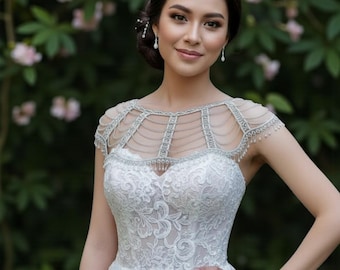 Könnte beinhalten: Ein weißes Hochzeitskleid mit aufwendigen Spitzendetails und einem bestickten Schulter-Overlay. Das Kleid hat einen herzförmigen Ausschnitt und einen fließenden Rock. Der Hintergrund ist ein sanftes Grün mit rosa Blüten.