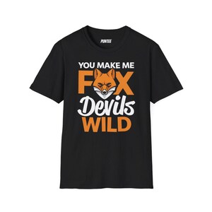 Op de afbeelding: Zwart T-shirt met een vos-afbeelding en de tekst "You make me fox devils wild".