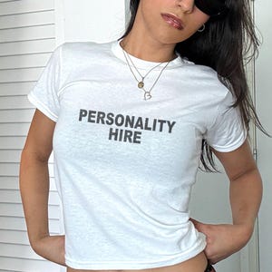 Personality Hire Baby T-Shirt, Frauen ausgestattet T-Shirt, Y2K Shirt, Trendy Top, ironisches T-Shirt, lustige Sprüche, Y2K Baby T-Shirt, girly Crop Top