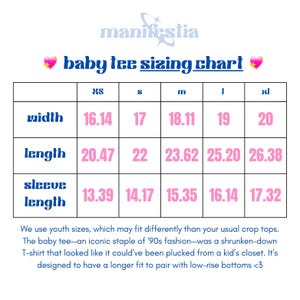 K&ouml;nnte beinhalten: Eine Baby-T-Shirt-Gr&ouml;&szlig;entabelle mit Ma&szlig;en in cm f&uuml;r die Gr&ouml;&szlig;en XS bis XL. Die Tabelle enth&auml;lt Breiten-, L&auml;ngen- und &Auml;rmell&auml;ngenma&szlig;e. Der Text gibt an, dass die T-Shirts Jugendgr&ouml;&szlig;en sind.