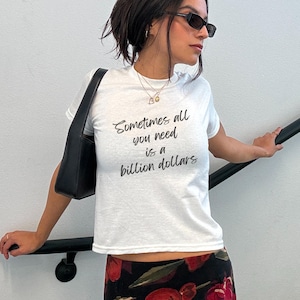 Manchmal ist alles, was Sie brauchen, ist eine Billion Dollar Baby T-Shirt, Frauen taillierte T-Shirt, Y2K Shirt, trendige Top, ironische Sprüche, Y2K Baby T-Shirt