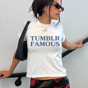 Tumblr berühmte Baby T-Shirt, Y2k Crop Top, Frauen ausgestattet T-Shirt, Trendy Top, ironisches T-Shirt, lustige Sprüche