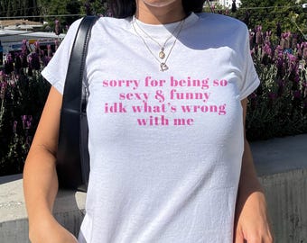 Camiseta de bebé Y2K: Lo siento por ser tan sexy y divertida. No sé qué me pasa. Camiseta gráfica vintage de los 90.