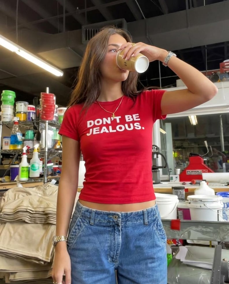 Don't be Jealous Y2K Baby T-Shirt, Y2K Slogan Shirt, Trendiges Grafik Top, süßes 2000er Jahre Crop Top, Paris Hilton Shirt Bild 2