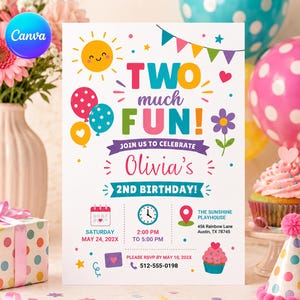 Op de afbeelding: Een witte verjaardagsuitnodiging met de tekst TWO MUCH FUN! en Olivia's 2nd Birthday. Het ontwerp bevat een gele zon, kleurrijke ballonnen, een paarse bloem, een klok, een kalender en de feestdetails voor 24 mei 202X in The Sunshine Playhouse.