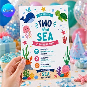 Puede incluir: Una tarjeta de invitación de cumpleaños rectangular blanca con ilustraciones coloridas de vida marina, incluyendo una ballena azul, una tortuga verde, una medusa rosa y un cangrejo naranja. El texto dice TWO the SEA IS TURNING TWO con detalles del evento.