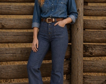 Jeans Wrangler a zampa d'elefante vintage: denim a vita alta con chiusura a bottoni, stile anni '70.