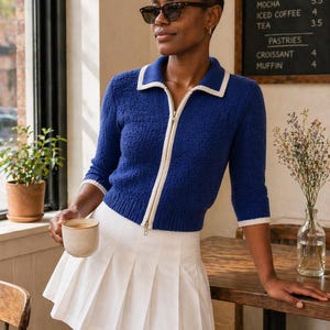 Retro Blauer Strick-Pullover: 80er Jahre inspirierte Strickjacke