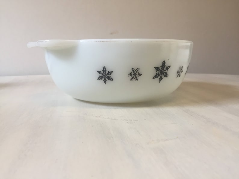 retro pyrex pattern bowl Vintage pyrex casserole dish retro pyrex dish