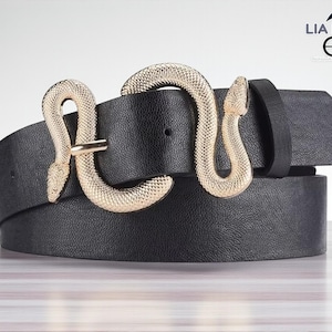 以下が含まれることがあります： 黒い革のベルトに、金色のヘビのバックルが付いています。ヘビのバックルは、ウロコと曲線で詳細に表現されています。様々な服装に合わせやすい、クラシックなアクセサリーです。