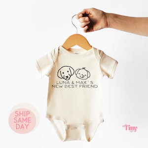 Benutzerdefinierte neuer Bester Freund Bodysuit, geschützt durch Hund Bodysuit, personalisierter Hundename Bodysuit, Hundename Shirt, Babypartygeschenk, Neugeborenen Babygeschenk