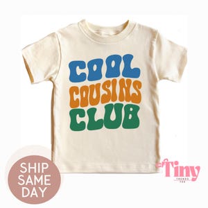 Koszulka dla malucha Cool Cousin Club - Retro Cousin Tee - Dopasowana naturalna dziecięca koszulka typu pullover