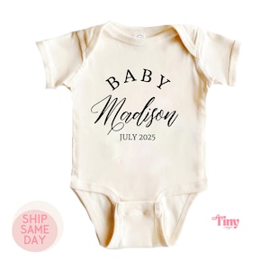 Baby-Name Benutzerdefinierte Baby-Bodysuit, kundenspezifische Ankündigung Baby-Bodysuit, personalisiertes Hemd - natürliche bald erhältliche Bodysuit, benutzerdefinierter Name Baby-Bodysuit