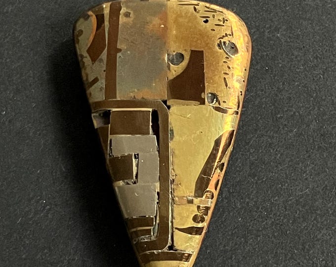 Brooch alfas