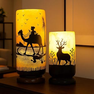 Lámpara de silueta de camello y ciervo pintada a mano. Lámpara artesanal de piel de camello. Lámpara de noche desértica con luz ambiental cálida.