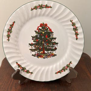 Vintage Christmas Village Dinner Plate 10 1/4”Tree Presents Holly Green Trim