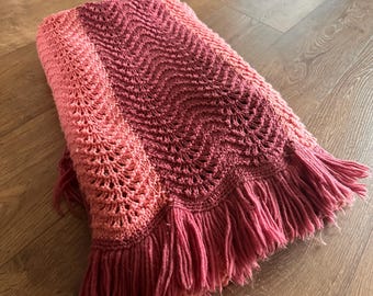 Vintage Handgemachte Häkelarbeitstrick Afghanin Gestreifte rosa/lila/mauve. Ausgebackene Franse
