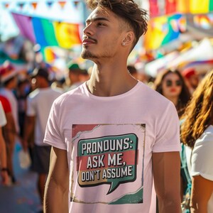 Puede incluir: Una camiseta rosa con un gráfico de estilo vintage que dice "Pronombres: Pregúntame, no asumas".