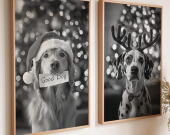 Op de afbeelding: Twee ingelijste zwart-wit hondenportretten. Eén toont een golden retriever met een kerstmuts en een bord met de tekst "Good Dog". De andere toont een Dalmatische hond met een geweivormige hoofdtooi en een vlinderdas.
