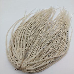 Mischen Sie Dreadlocks- und Braid-Extensions-Stile. Aschblonde, lockige Dreadlocks. Doppel- oder einseitige Wikinger-Dreadlocks. Synthetische DE SE Boho Dreads