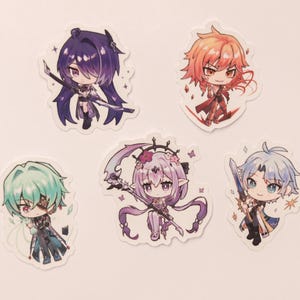 以下が含まれることがあります： 5つのちびスタイルのキャラクターのステッカー。各ステッカーには、ユニークな髪の色、衣装、武器を持つ、異なるアニメスタイルのキャラクターが描かれています。キャラクターは白いダイカットステッカーです。