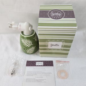 Scentsy Grotto Plug-In Wax Warmer Mini Diffuser Green White Leaves NEW