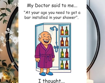 Könnte beinhalten: Eine humorvolle Grußkarte mit einer Cartoon-Illustration. Sie zeigt einen älteren Mann in einem lila Bademantel und blauen Hausschuhen, der vor einer Dusche mit Alkoholflaschen lächelt. Der Text lautet: „Mein Arzt sagte zu mir... 'In Ihrem Alter müssen Sie eine Bar in Ihrer Dusche installieren'. Ich dachte... WAS FÜR EINE BRILLANTE IDEE!!!“
