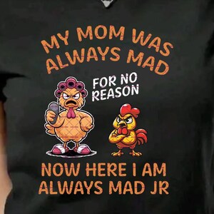 面白い怒った鶏のお母さんと子供のシャツ、いつも怒っているJr - 皮肉な動物のユーモアTシャツ、お母さんのPNG、家族への贈り物、漫画PNG、子供向けデザイン、ギフト