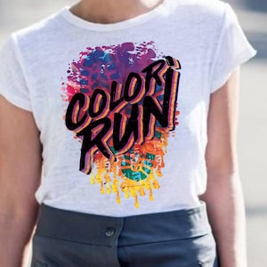 Op de afbeelding: Wit T-shirt met een kleurrijk grafisch ontwerp met de tekst "Color Run".