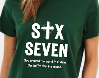 Puede incluir: Camiseta verde oscuro con el texto blanco "SIX SEVEN", con una cruz reemplazando la "X". Debajo, la cita: "Dios creó el mundo en G días. Al séptimo día, descansó."