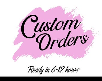 Puede incluir: Un diseño gráfico que presenta un fondo de pincelada rosa claro con el texto negro Custom Orders en una fuente cursiva. Debajo de la forma rosa, el texto negro Ready in 6-12 hours se muestra en una tipografía sencilla, limpia y sin remates.
