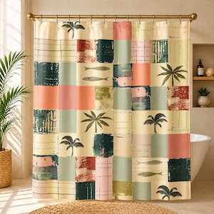 Könnte beinhalten: Duschvorhang mit tropischem Muster. Der Vorhang hat ein Patchwork-Design mit Quadraten in Koralle, Türkis und Creme. Auf einigen Quadraten sind Palmen und Fische aufgedruckt. Er hängt an einer goldfarbenen Stange und verleiht dem Badezimmer einen Hauch von Eleganz.