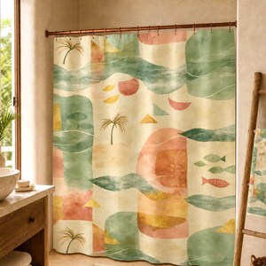Könnte beinhalten: Ein Duschvorhang mit einer abstrakten Landschaft im Aquarellstil, die Palmen, Fische und geometrische Formen in Salbeigrün, Terrakotta und Creme zeigt. Der Vorhang hängt an einer dunklen Metallstange mit Ringen an der Oberkante.