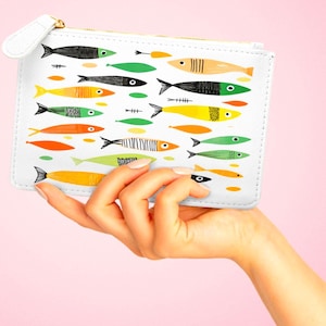 Minibolso de mano vintage con diseño de sardinas y estética de pescador. Viajes, maquillaje, playa y regalos. Diseño retro de peces costeros.