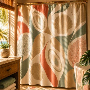 Könnte beinhalten: Beigefarbener Duschvorhang mit einem sich wiederholenden Muster aus abstrakten Formen in Koralle, Grün und Beige. Das Design umfasst Muschel- und Baumotive und schafft ein Küsten-Thema. Der Vorhang hängt an einer goldenen Stange.