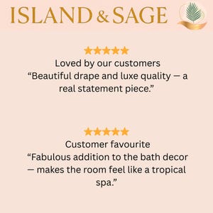 K&ouml;nnte beinhalten: Eine hellpfirsichfarbene Grafik mit dem Text ISLAND & SAGE und einem Palmenblatt-Logo. Sie zeigt zwei F&uuml;nf-Sterne-Bewertungen: Loved by our customers, Beautiful drape and luxe quality &mdash; a real statement piece, und Customer favourite, Fabulous addition to the bath decor &mdash; makes the room feel like a tropical spa.
