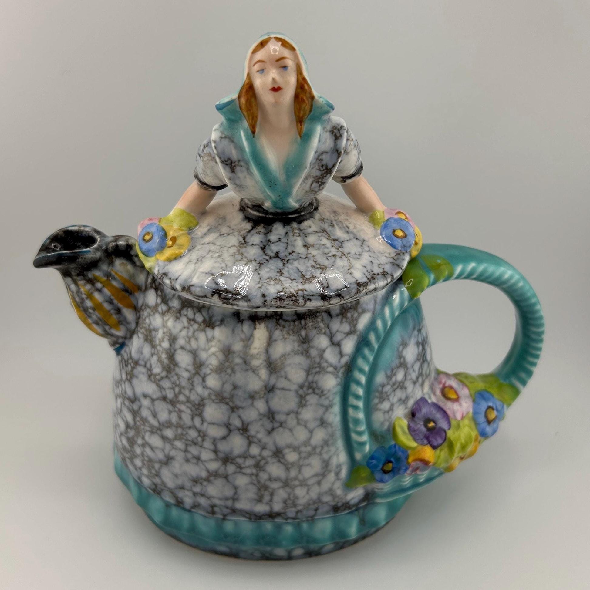Vintage Royal Crown Germany Dutch Girl/Maid Teapot z popękanym szkliwem - figuralna porcelanowa kobieta z pokrywką, ręcznie malowany kwiatowy kosz i wstążka