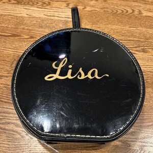 Cappelliera vintage in vinile nero con nome "Lisa" dipinto a mano - Trousse da viaggio o per il trucco personalizzata - Portaoggetti da toeletta retrò - Idee regalo uniche