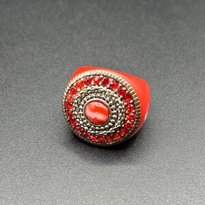 Gedurfde rode retro cocktailring maat 7 – vintage statement harsstuk – imitatiekoraal en strassteentjes – unieke boho-sieradencadeaus – gratis verzending