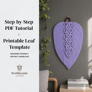 Puede incluir: Un tapiz de pared de macramé en forma de hoja de color lavanda colgado de un anillo de madera oscura. El texto a la izquierda dice: Step-by-Step PDF Tutorial + Printable Leaf Template, BEGINNER FRIENDLY INSTANT DOWNLOAD, y el logo NessMacrame STUDIO.