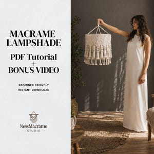 Puede incluir: Una pantalla de lámpara de macramé con un diseño geométrico y flecos se muestra. El texto dice "MACRAME LAMPSHADE PDF Tutorial + Bonus Video" y "Beginner Friendly Instant Download". El logotipo de NessMacrame Studio es visible. La pantalla está suspendida.